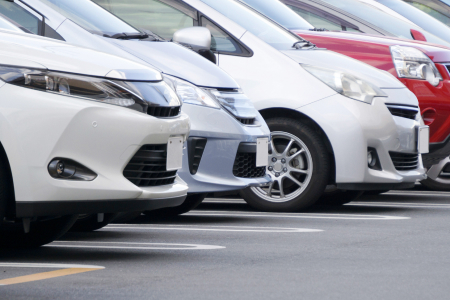 画像：駐車場に駐車された数台の車